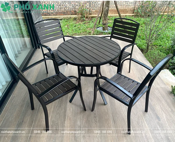 Bàn tròn ngoài trời 4 ghế: Lựa chọn tinh tế cho sân vườn và ban công
